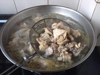 天津甘栗焖鸡,三黄鸡切块，用水浸泡半个小时，冷水焯水，焯水后捞出备用。
