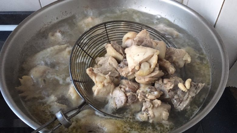天津甘栗焖鸡,三黄鸡切块，用水浸泡半个小时，冷水焯水，焯水后捞出备用。