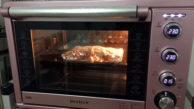 烤什锦菇,放入预热好的烤箱，上下火230度，中层15分钟