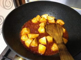 百变水果+苹果咕噜肉,加入沥干水的苹果块 ，翻炒一会儿。