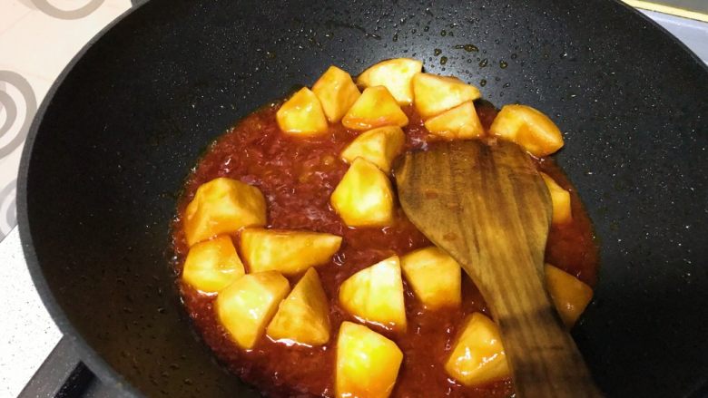 百变水果+苹果咕噜肉,加入沥干水的苹果块 ，翻炒一会儿。