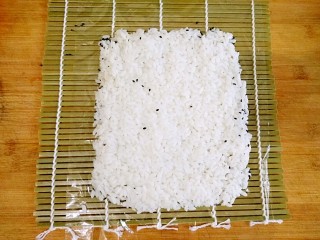 肉松油条饭团――秒杀K家同款握的大饭团,将米饭铺在上面，用手（戴好厨房一次性手套）压至薄厚均匀。