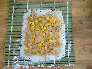 肉松油条饭团――秒杀K家同款握的大饭团,在米饭上面铺上一层肉松，撒上甜玉米粒。