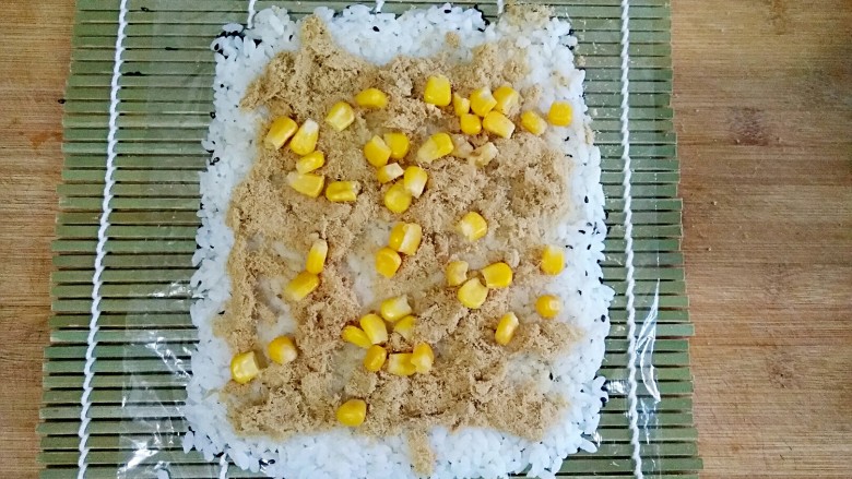 肉松油条饭团――秒杀K家同款握的大饭团,在米饭上面铺上一层<a style='color:red;display:inline-block;' href='/shicai/ 432'>肉松</a>，撒上甜玉米粒。