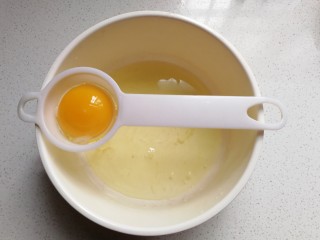 燕麦椰蓉球,将鸡蛋蛋清蛋黄分离，只取蛋清备用；