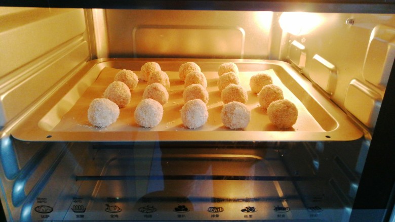 燕麦椰蓉球,放入预热好的烤箱中层上下火150度烤约30分钟即好；