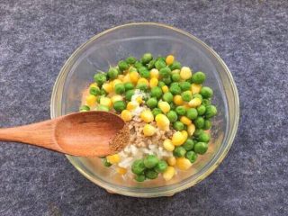 豌豆玉米饭团,添加半勺胡椒粉调味。