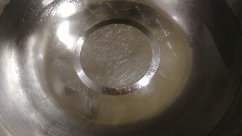香葱麻油豆丝快手汤,不锈钢盆放电磁炉上。里面添水烧热，我做的是三分量。