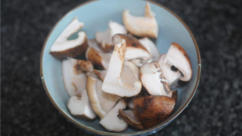 砂锅蒜香虾VS排骨花菇汤,新鲜的香菇洗干净，切开