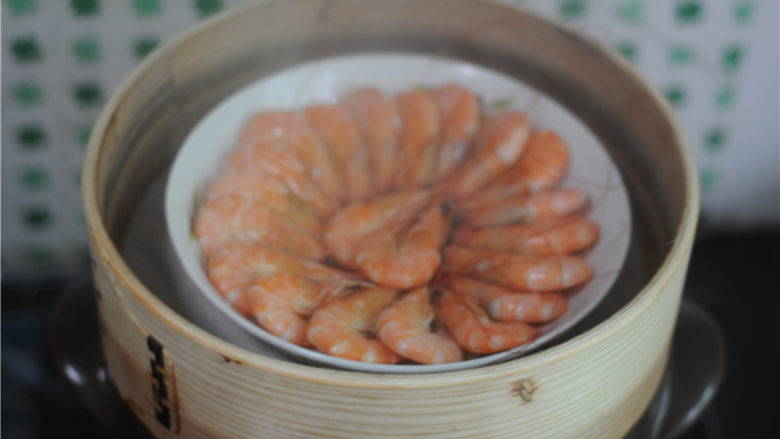 砂锅蒜香虾VS排骨花菇汤,基围虾变成红色，表示已经成熟了
