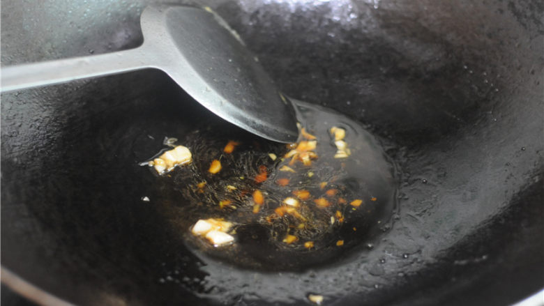 砂锅蒜香虾VS排骨花菇汤,炒锅放油，爆香姜蒜末