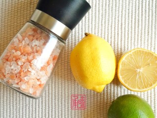 冬荫功小龙虾芝士焗意面,准备海盐以及柠檬