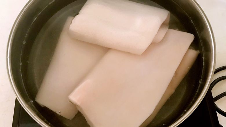 五香皮卷,锅里加入冷水，放入猪皮焯水