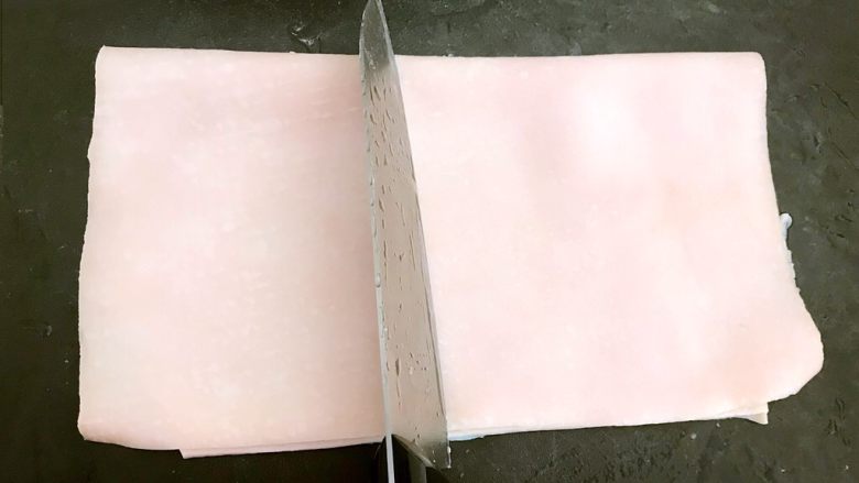 五香皮卷,猪皮浸泡好之后取出来用刀刮去肉皮表面杂质