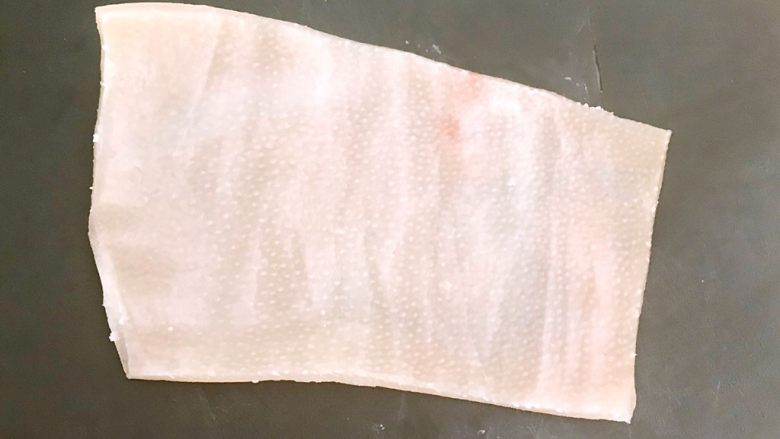 五香皮卷,刮好的猪皮可以清楚的看到肉皮的内部组织