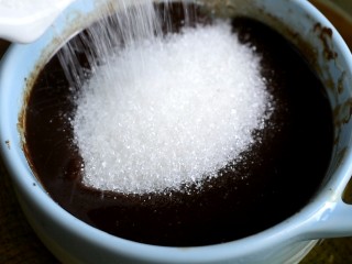 巧克力布朗尼,倒入白砂糖，继续搅拌至砂糖融化