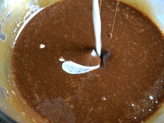 巧克力布朗尼,搅打均匀后，将纯牛奶倒入，并搅匀