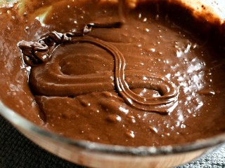 巧克力布朗尼,用蛋抽或者刮刀搅拌均匀。提起打蛋器可以划出一个“8”字不消失即可