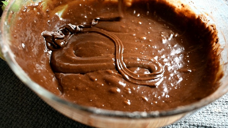 巧克力布朗尼,用蛋抽或者刮刀搅拌均匀。提起打蛋器可以划出一个“8”字不消失即可