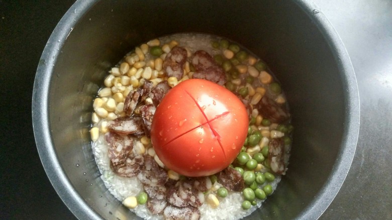 电饭煲  番茄腊肠焖饭,放番茄。