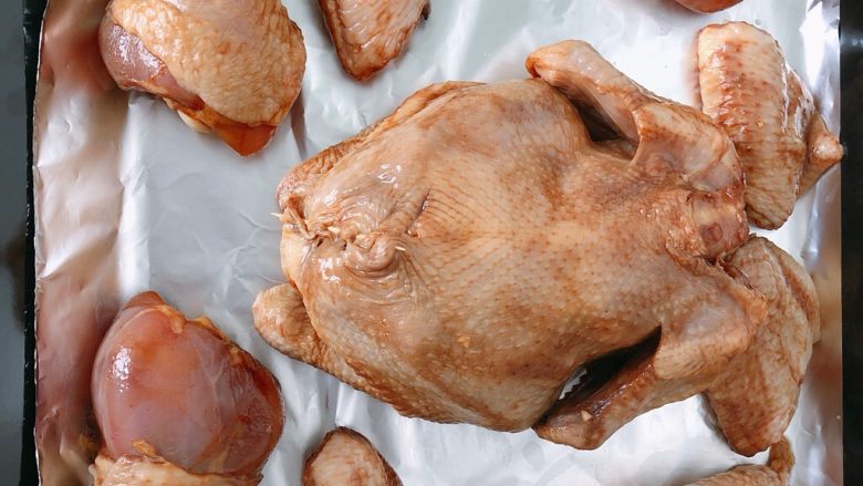 秘制烤鸡,拿出鸡肉 用水冲洗 将蒜头 洋葱塞入鸡肚 用牙签封住 