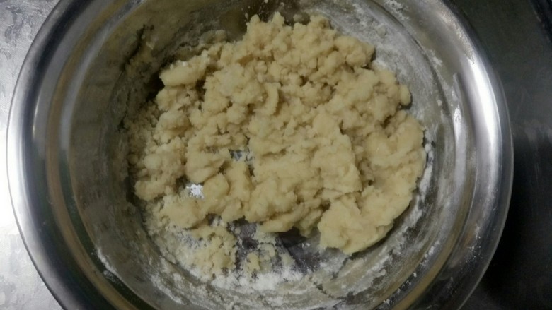 荷花酥,开始制作油酥，面粉加入玉米油