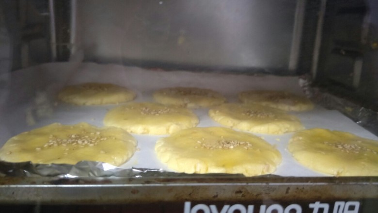 香脆可口～花生仁版桃酥,中层上下火180度，15分钟。