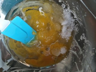 香脆可口～花生仁版桃酥,把蛋液10克倒入盆中，倒入油，倒入糖，泡打粉和小苏打搅拌。