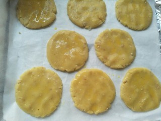 香脆可口～花生仁版桃酥,分别分成八份，用手按成圆饼状。