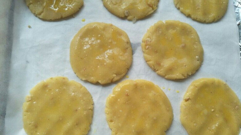 香脆可口～花生仁版桃酥,分别分成八份，用手按成圆饼状。