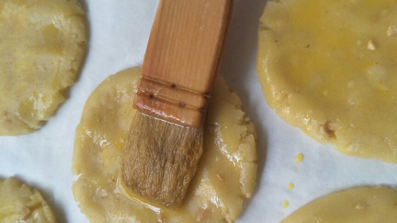 香脆可口～花生仁版桃酥,剩下的蛋液用刷子刷在桃酥的表面。