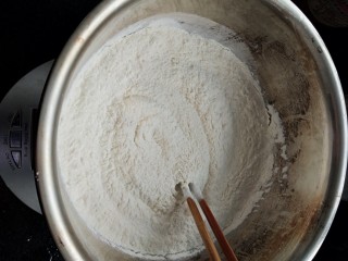 酵母版油条,面粉加酵母盐拌匀