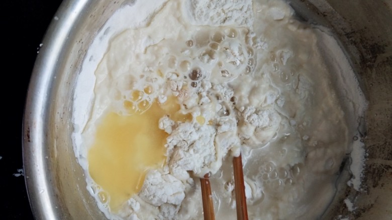 酵母版油条,加入油加入温水拌成面碎
