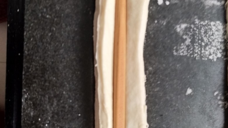 酵母版油条,两片叠加用筷子按压