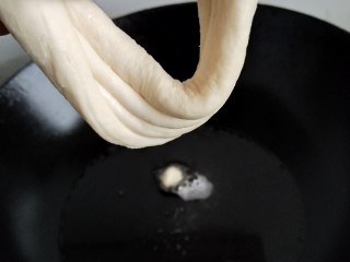酵母版油条,锅里入油微微冒烟时下去面片