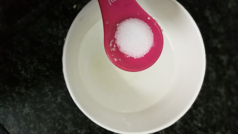 西芹山药小炒,准备一个饭碗，装三分之一水，加入小半勺的盐
