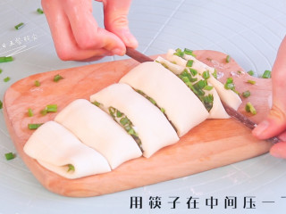 葱油花卷,用筷子在中间压一下。