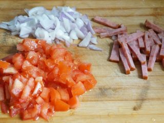 火腿番茄🍅意面🍝,火腿切小块，番茄洋葱切丁