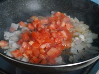 火腿番茄🍅意面🍝,倒入番茄丁煸炒