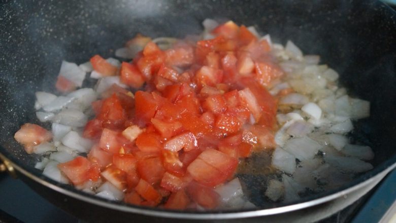 火腿番茄🍅意面🍝,倒入番茄丁煸炒