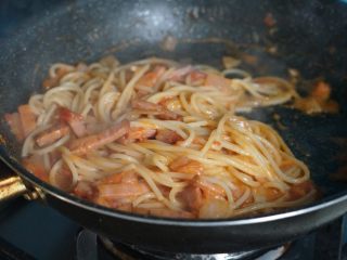 火腿番茄🍅意面🍝,煮至芝士片融化拌匀即可
