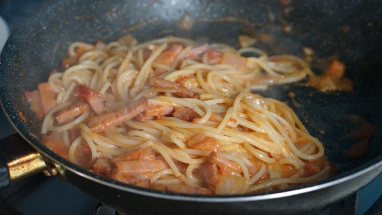 火腿番茄🍅意面🍝,煮至芝士片融化拌匀即可