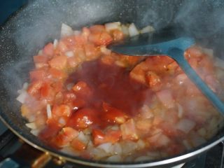 火腿番茄🍅意面🍝,倒入两勺番茄酱中小火炒出汁