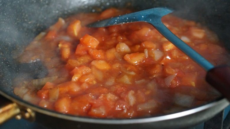 火腿番茄🍅意面🍝,保持小火煮至浓稠