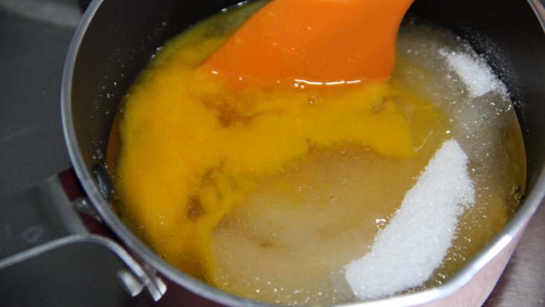 百变水果＋健康的百香果软糖,将剩余的50g百香果汁液与细砂糖、水饴混合，放入奶锅中小火熬制。