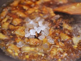 台湾卤肉饭,倒入清水完全没过食材，放入冰糖、八角和桂皮，大火煮开。