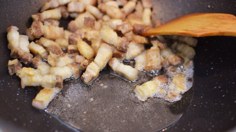 台湾卤肉饭,锅中少许油烧热，放入五花肉，中小火慢慢煸炒至出很多油。