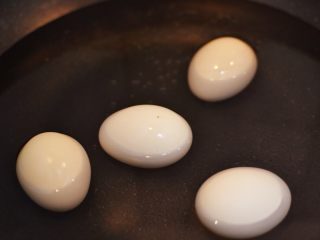 台湾卤肉饭,先煮鸡蛋。鸡蛋冷水下锅，大火煮开后，转小火10分钟。