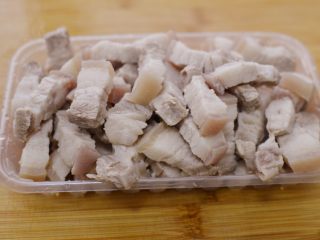 台湾卤肉饭,倒出五花肉，用清水冲洗干净。