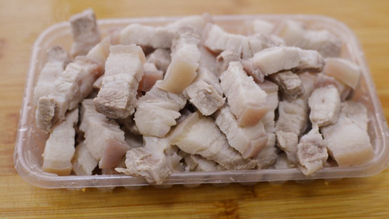 台湾卤肉饭,倒出五花肉，用清水冲洗干净。